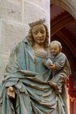 Pegomas, FRANCE - 03-05-2025: Kutsanmış Bakire Meryem 'in meleklerle çevrelenmiş cennetteki varlığının lekeli camı (20. yüzyılın başlarında)