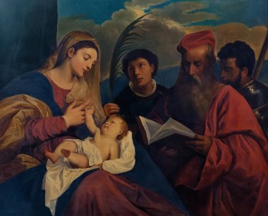 Pegomas, FRANCE - 03-05-2025: Kutsanmış Bakire Meryem 'in meleklerle çevrelenmiş cennetteki varlığının lekeli camı (20. yüzyılın başlarında)