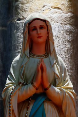 Amiens, FRANCE, 02-15-2025: Bakire Meryem Anıtı (19. yüzyıl), Lourdes Leydisi veya Bernadette Soubirous 'a Notre Dame de Lourdes.
