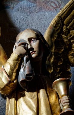 Merkür, FRANCE, 02-17-2025: Ağlayan bir meleğin heykeli (19. yüzyıl).