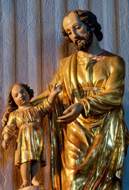 Merkür, FRANCE, 02-17-2025: Aziz Yusuf 'un bebek İsa' yı kollarında tutan heykeli (19. yüzyıl).