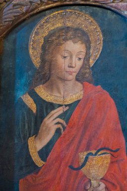 Pegomas, FRANCE - 03-05-2025: Kutsanmış Bakire Meryem 'in meleklerle çevrelenmiş cennetteki varlığının lekeli camı (20. yüzyılın başlarında)