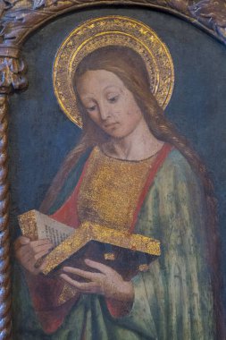 Pegomas, FRANCE - 03-05-2025: Kutsanmış Bakire Meryem 'in meleklerle çevrelenmiş cennetteki varlığının lekeli camı (20. yüzyılın başlarında)