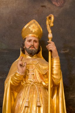 Pegomas, FRANCE - 03-05-2025: Kutsanmış Bakire Meryem 'in meleklerle çevrelenmiş cennetteki varlığının lekeli camı (20. yüzyılın başlarında)