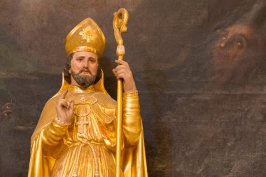 Pegomas, FRANCE - 03-05-2025: Kutsanmış Bakire Meryem 'in meleklerle çevrelenmiş cennetteki varlığının lekeli camı (20. yüzyılın başlarında)