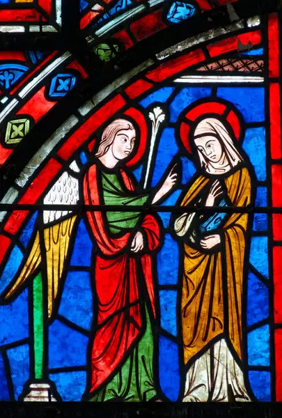 Saint Julien du Sault, FRANCE - 01-28-2025: Lekeli cam (19. yüzyıl) Kutsal Bakire Meryem 'e Başmelek Cebrail tarafından bildirildi.