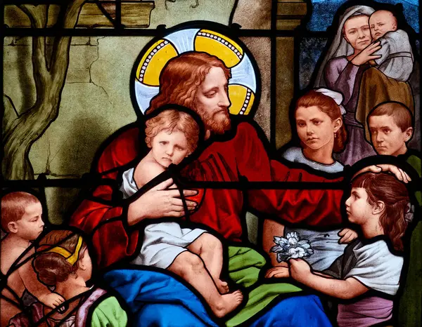 Pegomas, FRANCE - 03-05-2025: Kutsanmış Bakire Meryem 'in meleklerle çevrelenmiş cennetteki varlığının lekeli camı (20. yüzyılın başlarında)