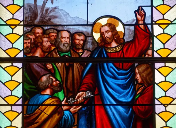 Merkür, FRANCE, 02-17-2025: Kilisenin anahtarlarına sahip Aziz Petrus 'un leke camları (19. yüzyıl).