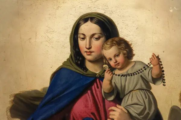 Pegomas, FRANCE - 03-05-2025: Kutsanmış Bakire Meryem 'in meleklerle çevrelenmiş cennetteki varlığının lekeli camı (20. yüzyılın başlarında)