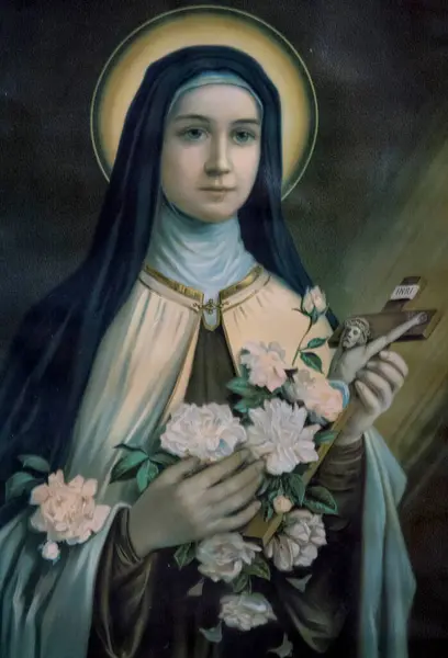 Pegomas, FRANCE - 03-05-2025: Kutsanmış Bakire Meryem 'in meleklerle çevrelenmiş cennetteki varlığının lekeli camı (20. yüzyılın başlarında)