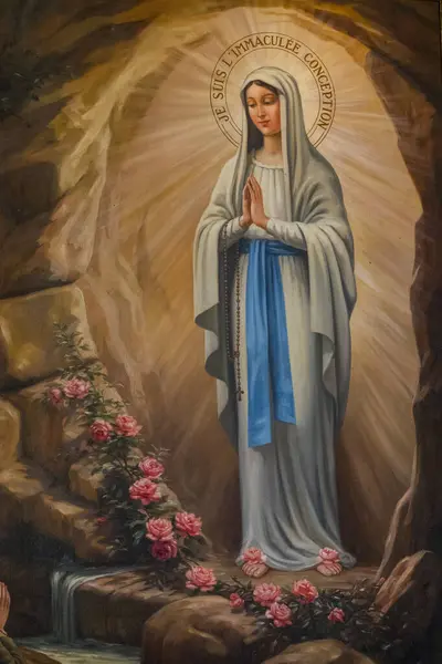 Pegomas, FRANCE - 03-05-2025: Kutsanmış Bakire Meryem 'in meleklerle çevrelenmiş cennetteki varlığının lekeli camı (20. yüzyılın başlarında)