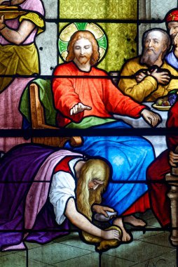 Champlost, FRANCE - 01-29-2025: Aziz Mary Magdalene 'in lekeli camları (19. yüzyıl) İsa' nın ayaklarını parfüm ve saçlarıyla yıkıyor.. 