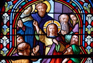 Dijon, FRANCE - 01-30-2025: Hukuk Doktorları Arasındaki Genç İsa 'nın 19. yüzyıldaki lekeli camları. 