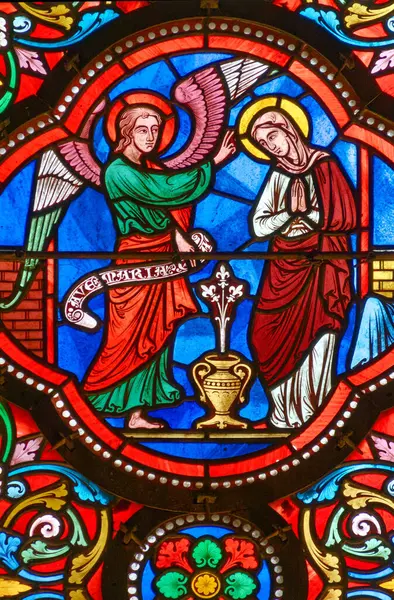 Dijon, FRANCE - 01-30-2025: Başmelek Cebrail tarafından Kutsal Bakire Meryem 'e Bildirilen Lekeli cam (19. yüzyıl).