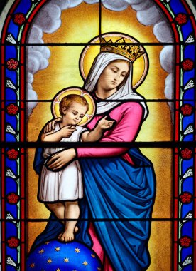 FRANCE - 01-26-2025: Kutsal Bakire Meryem 'in lekeli camları (19. yüzyıl) bebek İsa' yı kollarında tutuyor..