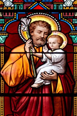 FRANCE - 01-26-2025: Aziz Yusuf 'un lekeli camı (19. yüzyıl) bebek İsa' yı kollarında tutuyor.