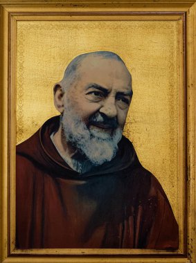 Napoli, İtalya - 10-24-2024: Pietrelcina 'nın Aziz Padre Pio tablosu