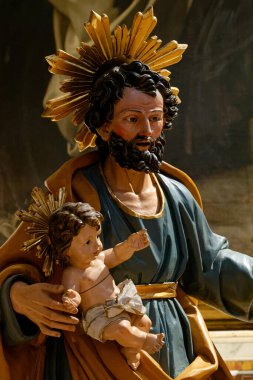 Napoli, İtalya - 10-25-2024: Aziz Yusuf 'un İsa' yı kollarında tutan heykeli (19. yüzyıl).