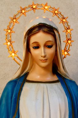 Paestum, İtalya - 10-29-2024: Işıkları ve yıldızları olan genç ve kutsanmış Bakire Meryem 'in heykeli.