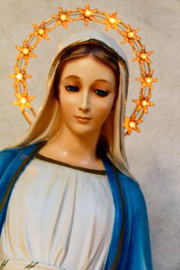 Paestum, İtalya - 10-29-2024: Işıkları ve yıldızları olan genç ve kutsanmış Bakire Meryem 'in heykeli.