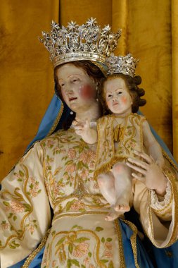 Agropoli, İtalya - 10-29-2024: Kutsal Bakire Meryem 'in heykeli (1836) bebek İsa' yı kollarında tutuyor.