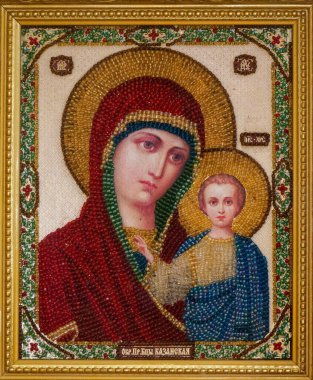 Agropoli, İtalya - 10-29-2024: Boncuklu Bakire Meryem İkonası Bebek İsa 'yı kollarında tutuyor. 