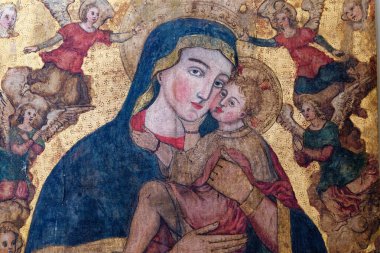 Montecorice, İtalya - 10-30-2024: Bebek İsa 'yı kollarında tutan Bakire Meryem' in Tablosu. 