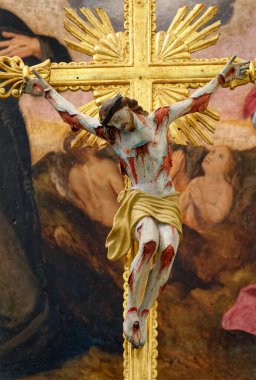 Lentiscosa, İtalya - 10-30-2024: Çarmıha gerilen İsa 'nın eski çokrenkli heykelleri.