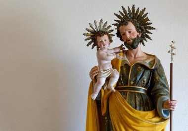 Maratea, İtalya - 10-31-2024: Aziz Yusuf 'un (19. yüzyıl) bebek İsa' yı kollarında tutan güzel polikrom heykeli. 