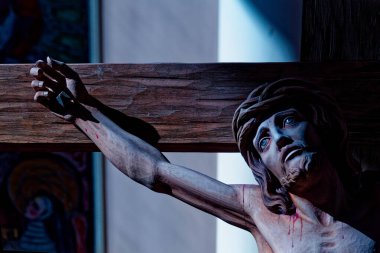 Cosenza, İtalya - 10-31-2024: İsa 'nın Yüzü' nün heykeli çarmıha gerildi.