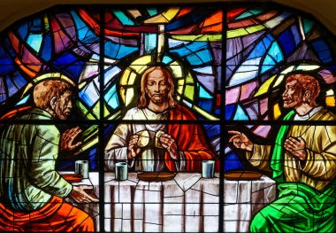 Consenza, İtalya - 11-02-2024: İsa 'nın lekeli camları ve Emmaus hacıları.