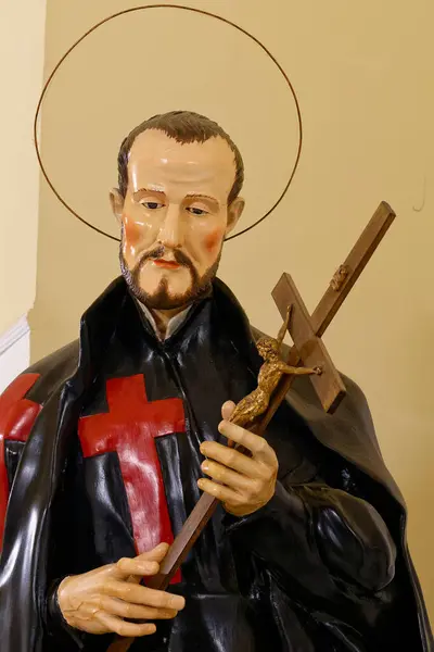 Napoli, İtalya - 10-24-2024: Saint Camillus de Lellis ya da Saint Camille de Lellis heykeli. Roma Katolik Kilisesi 'nin azizi, Camillianların kurucusu, hasta bakımına adanmış dini bir tarikat.