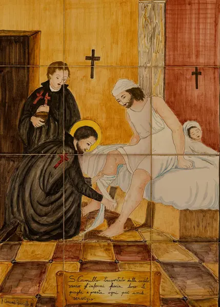 Napoli, İtalya - 10-24-2024: Saint Camillus de Lellis 'in hastasıyla ilgilenen fayanslarının üzerindeki duvar resmi. Roma Katolik Kilisesi 'nin azizi, Camillianların kurucusu, hasta bakımına adanmış dini bir tarikat.
