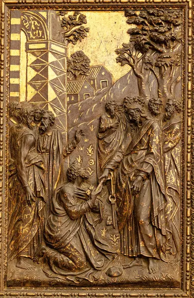 Napoli, İtalya - 10-25-2024: Kilisenin anahtarlarına sahip Aziz Peter.