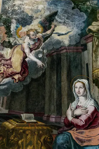 Napoli, İtalya - 10-25-2024: Başmelek Cebrail tarafından Kutsal Bakire Meryem 'e Anma (15. yüzyıl) Fresco.