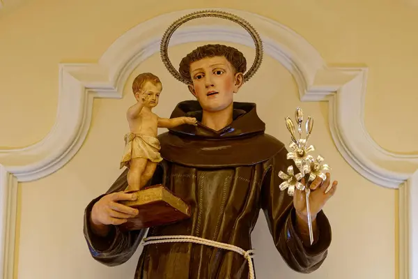 Anacapri, İtalya - 10-26-2024: Padua 'lı Aziz Anthony Heykeli veya bebek İsa' yı kollarında tutan Aziz Antoine de Padoue.