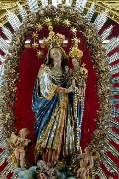 Napoli, İtalya - 10-28-2024: Kutsal Bakire Meryem Anıtı Bebek İsa 'yı kollarında tutuyor. 