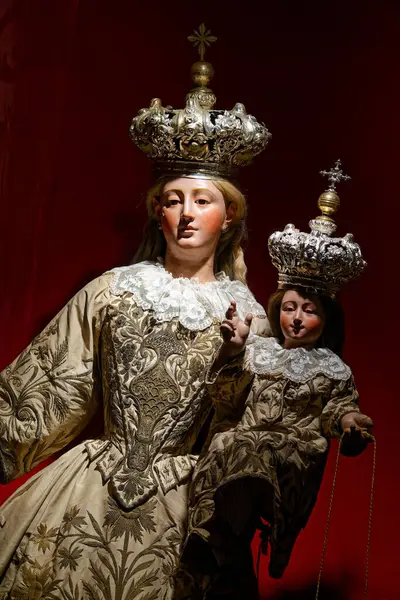 Napoli, İtalya - 10-28-2024: Kutsal Bakire Meryem 'in 19. yüzyılda bebek İsa' yı kollarında tutan heykeli.