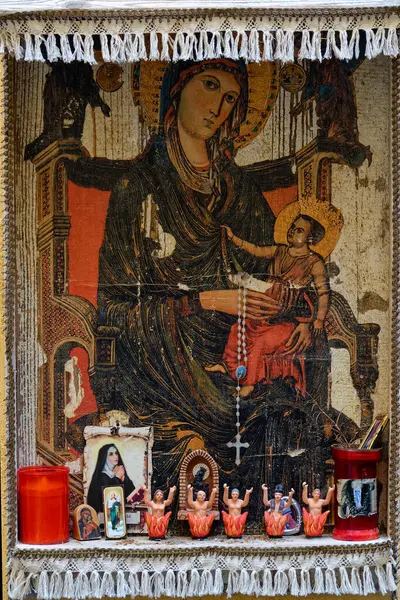 Napoli, İtalya - 10-28-2024: Kutsal Bakire Meryem 'in küçük sokak nutku Bebek İsa' yı kollarında tutuyor. 