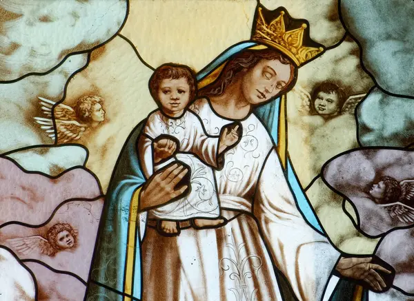 Agropoli, İtalya - 10-29-2024: Cennetteki Bakire Meryem 'in lekeli camı (19. yüzyıl) Bebek İsa' yı kollarında tutuyor.