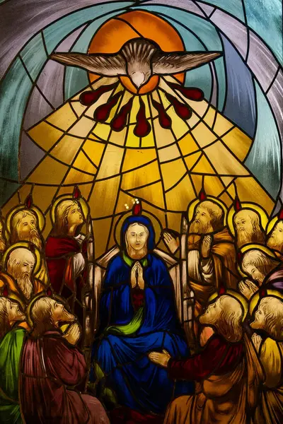 Vibo Valentia, İtalya - 10-31-2024: Paslı Pentecost Pazar günü: Kutsal Ruh, Ateşin Dilleri olarak havarilerin üzerine geliyor ve iniyor.