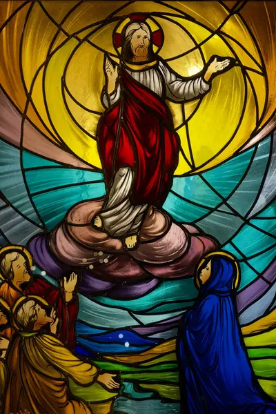 Vibo Valentia, İtalya - 10-31-2024: İsa 'nın dirilişinin lekeli camları.