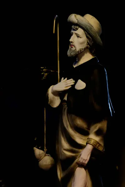 Scilla, İtalya - 11-01-2024: Saint Roch ve köpeğinin heykeli (19. yüzyıl). Roma Katolik Kilisesi 'nin azizi.. 