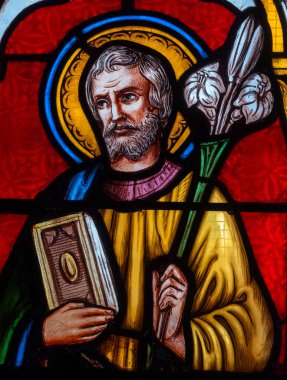 Crolles, FRANCE - 01-08-2025: Marangoz Aziz Yusuf 'un lekeli camı (19. yüzyıl), İsa' nın babası.