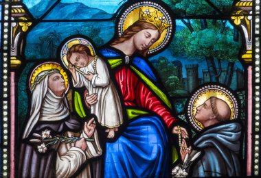 Aziz Nazaire les Eymes, FRANCE - 01-08-2025: Meryem Ana ve bebek İsa 'nın lekeli camları (19. yüzyıl) Siena ve St. Dominic' li Aziz Catherine 'e tespihi teslim ediyor.