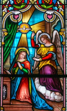 Aziz Nazaire les Eymes, FRANCE - 01-08-2025: Lekeli cam (19. yüzyıl) Kutsal Bakire Meryem 'e Başmelek Cebrail tarafından bildirildi.