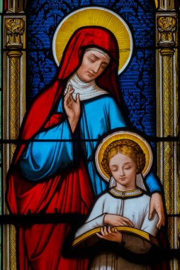 Blois, FRANCE - 01-22-2025: Avec Saint Anne, Lekeli cam (19. yüzyıl) annesi St. Anne ile birlikte.