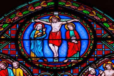 Meung sur Loire, FRANCE - 01-25-2025: Çarmıha gerilen İsa Mesih 'in lekeli camları (19. yüzyıl) Marie ve Aziz John ile birlikte çarmıha gerildi.