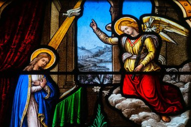 Aziz Nazaire les Eymes, FRANCE - 01-08-2025: Lekeli cam (19. yüzyıl) Kutsal Bakire Meryem 'e Başmelek Cebrail tarafından bildirildi.