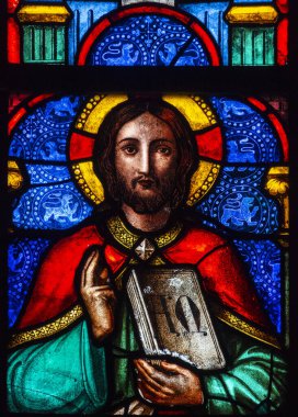 La Chaussee Saint Victor, FRANCE - 01-25-2025: Ellerinden çıkan zarafeti simgeleyen ışık huzmeleri ile Mucizevi Madalyanın Bakire Sancağının nakışlı dini bayrağı. 